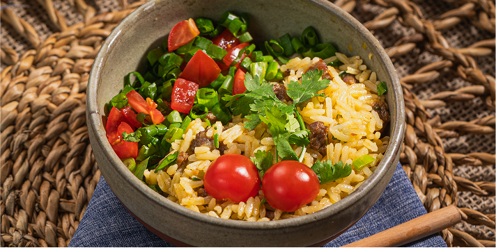 Arroz Maria Isabel temperado com salada de vinagrete